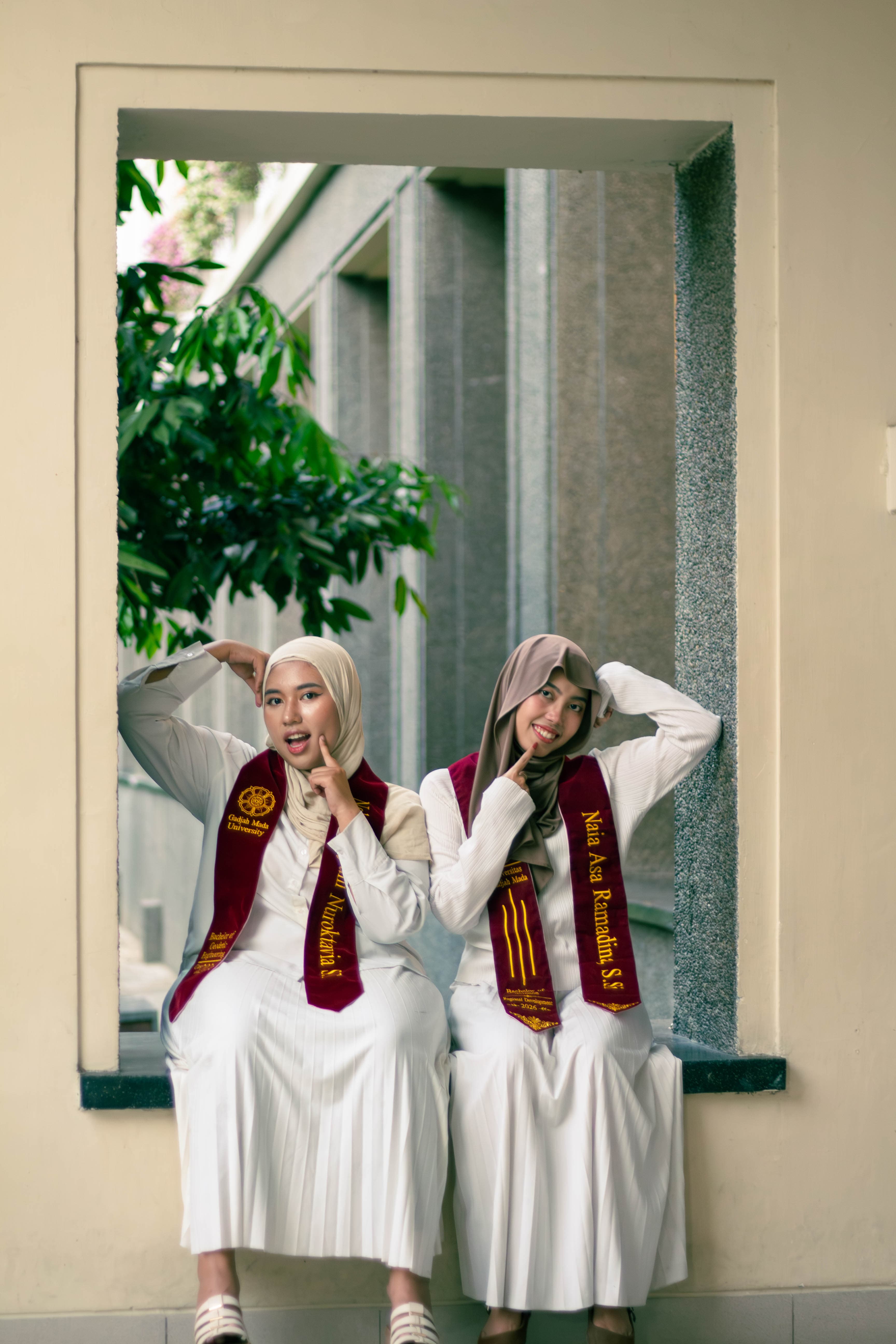 Sesi foto wisuda di tangga gedung UGM
