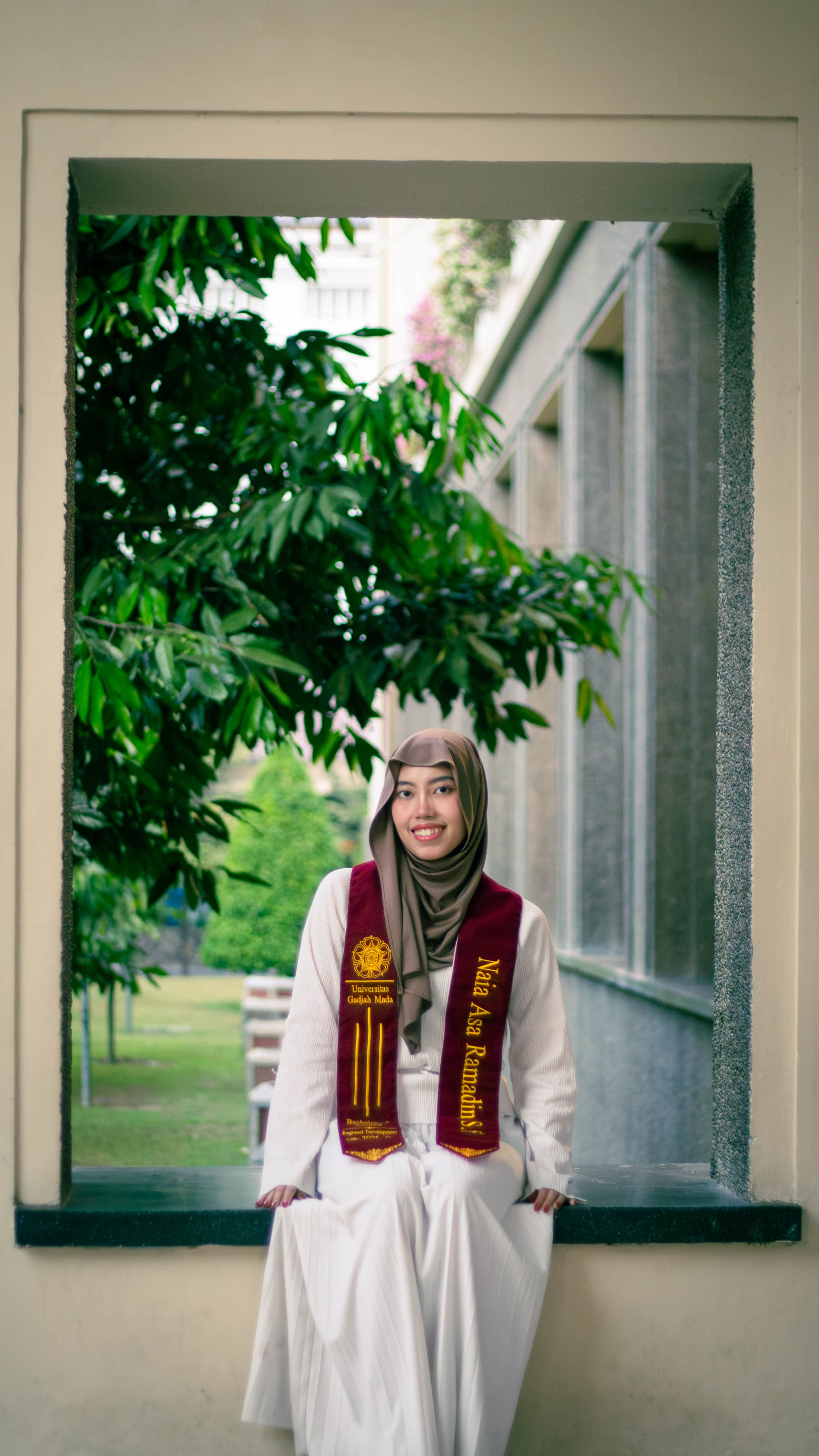 Portrait wisuda dengan ekspresi natural