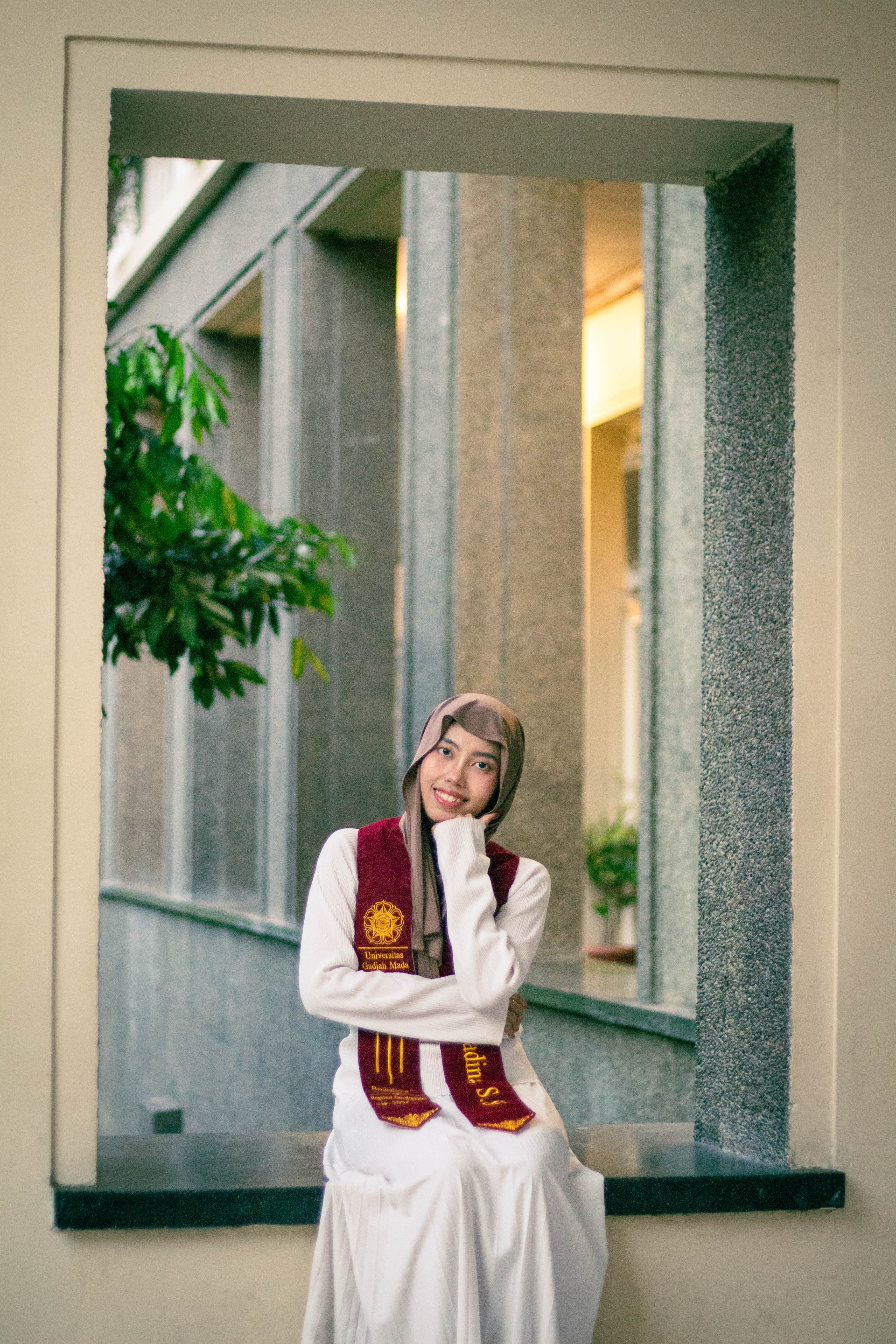 Sesi foto wisuda wide shot panorama kampus