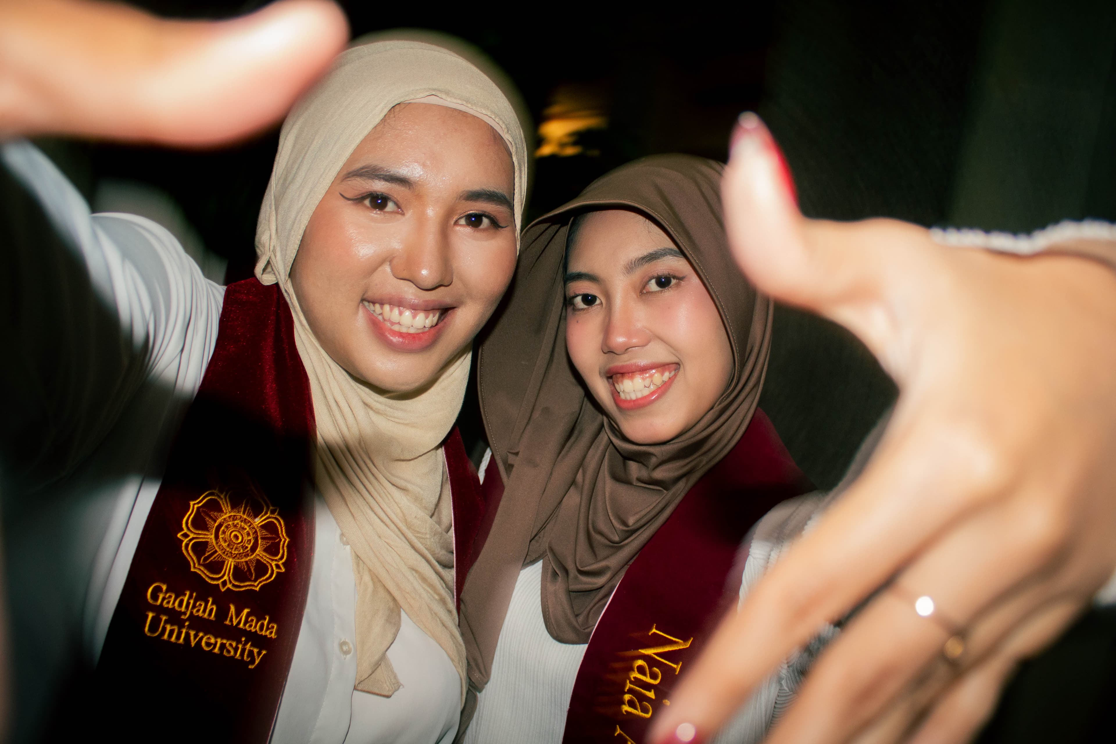 Portrait wisuda close-up penuh kebahagiaan