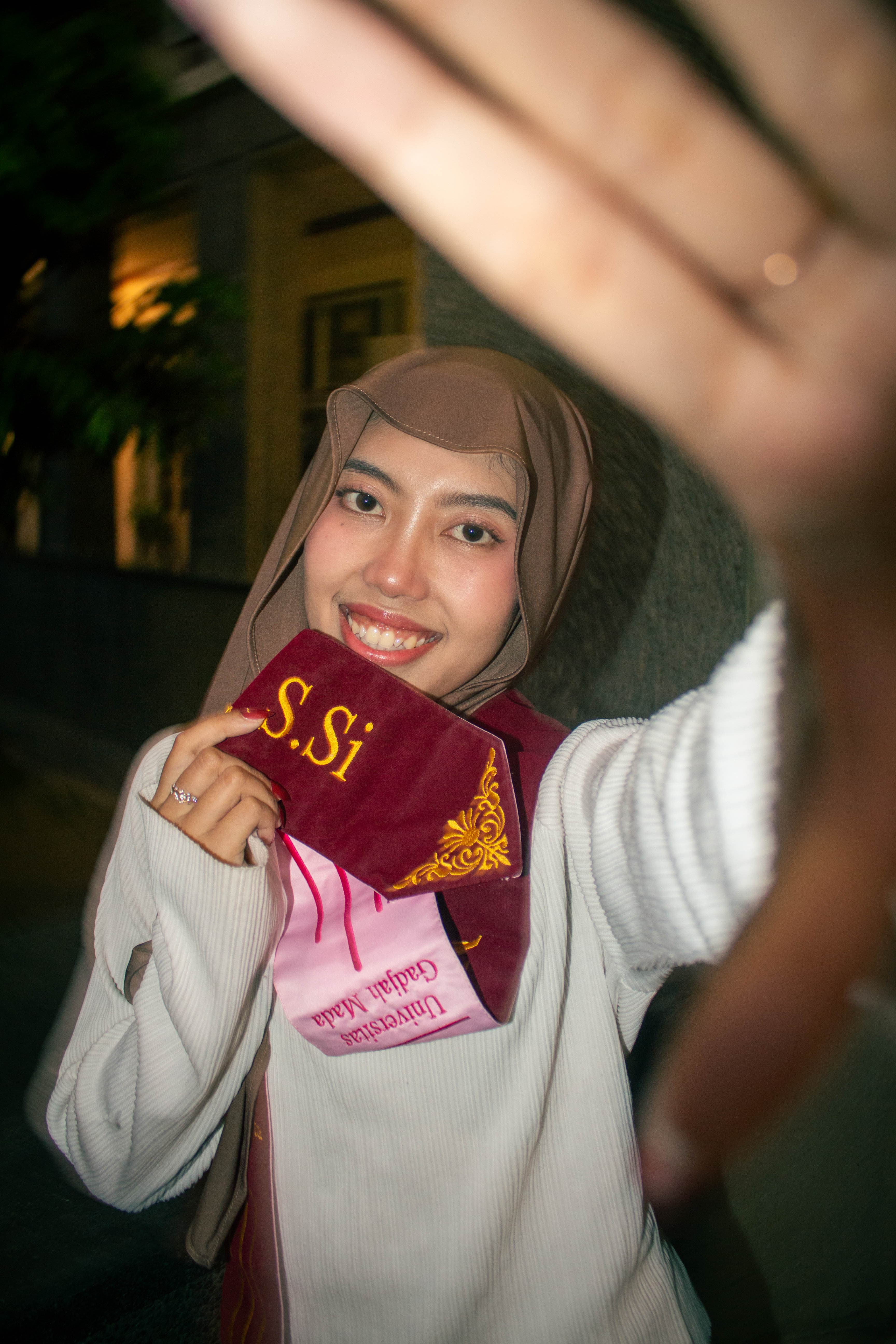 Sesi foto wisuda group keluarga outdoor