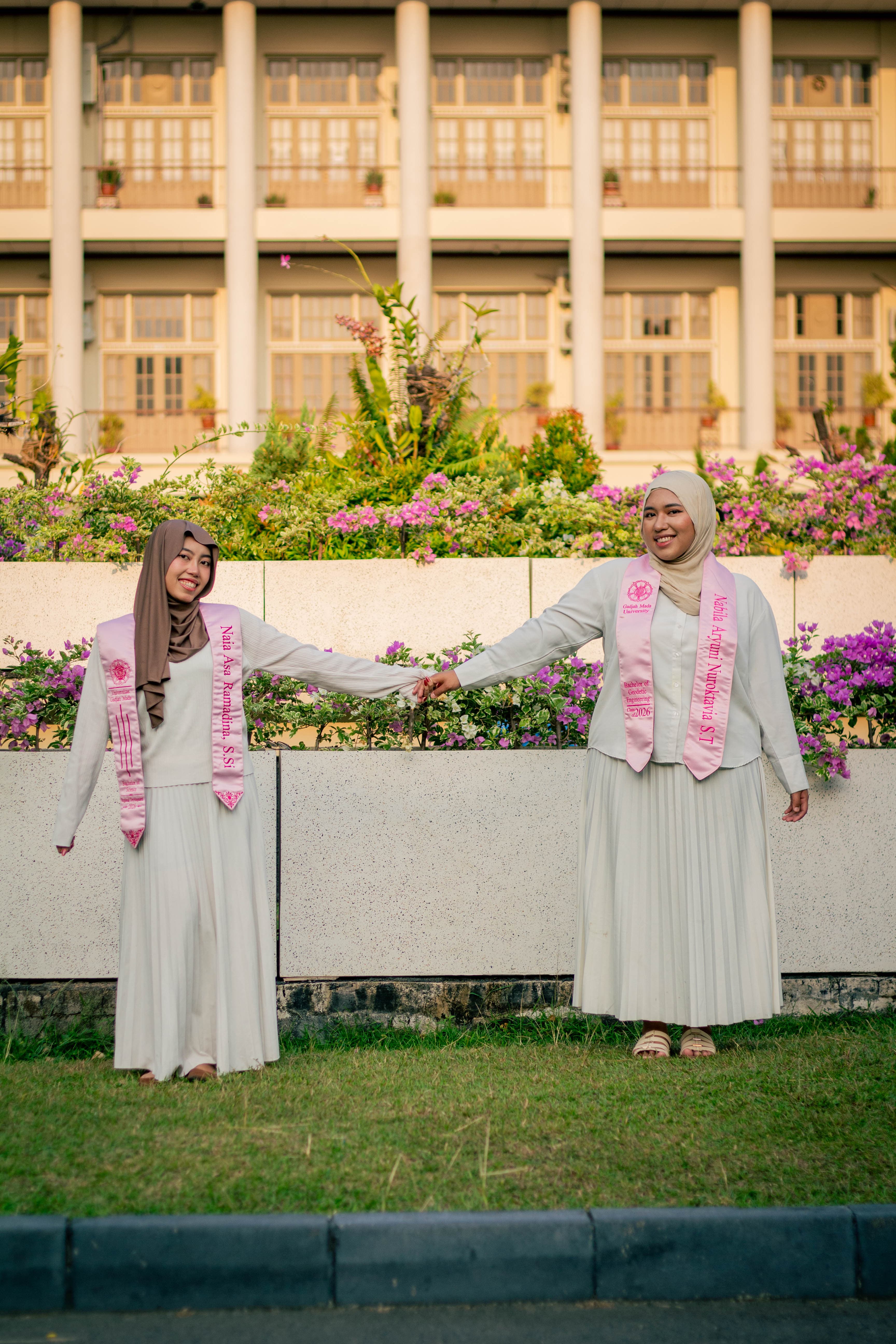 Portrait wisuda natural di bawah sinar matahari