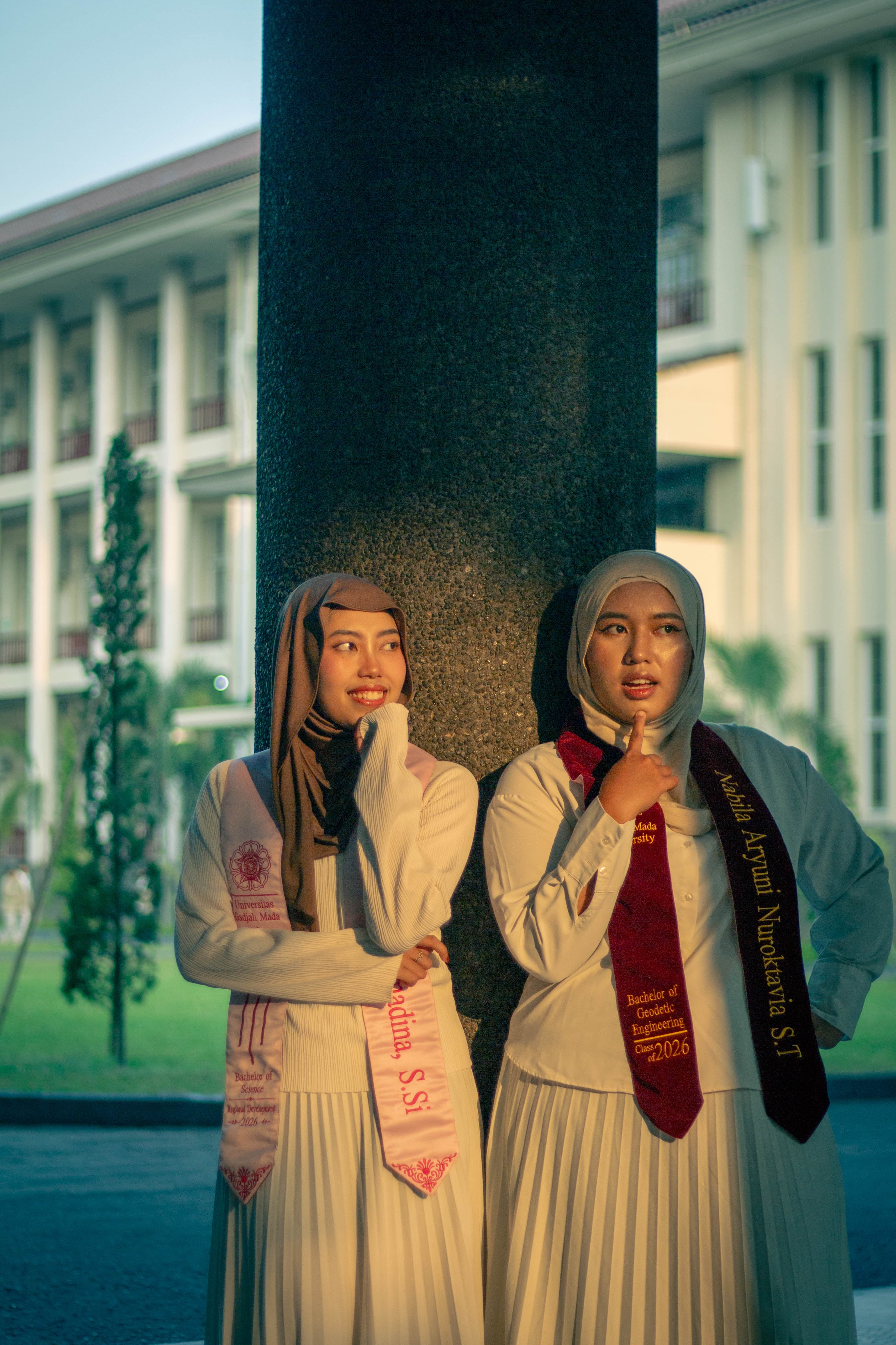 Foto bersama grup wisuda di taman kampus